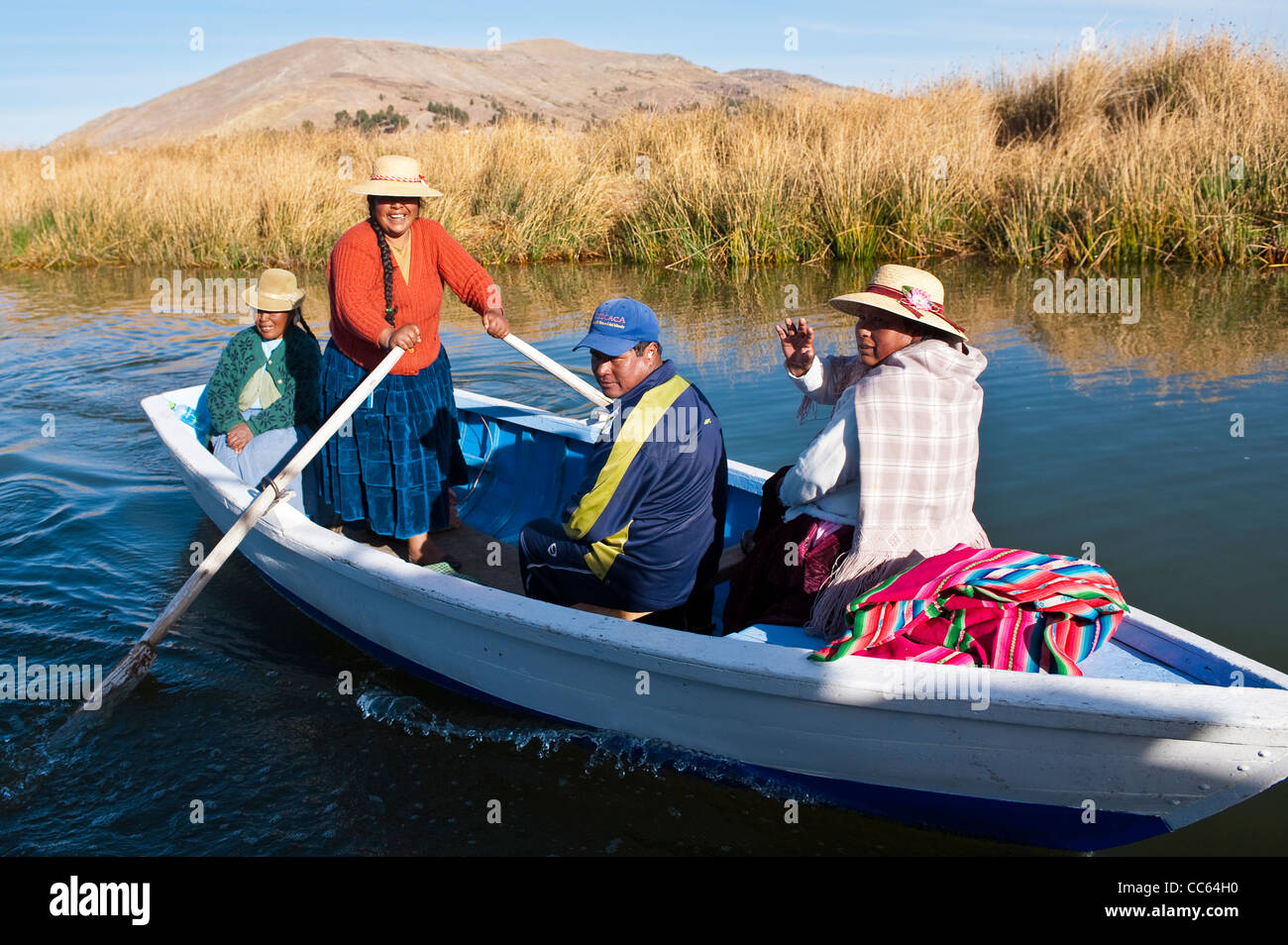 Peru, Titicaca-See. Quechua oder Uros Indianer Ruderboot in Uros Insel. Stockfoto