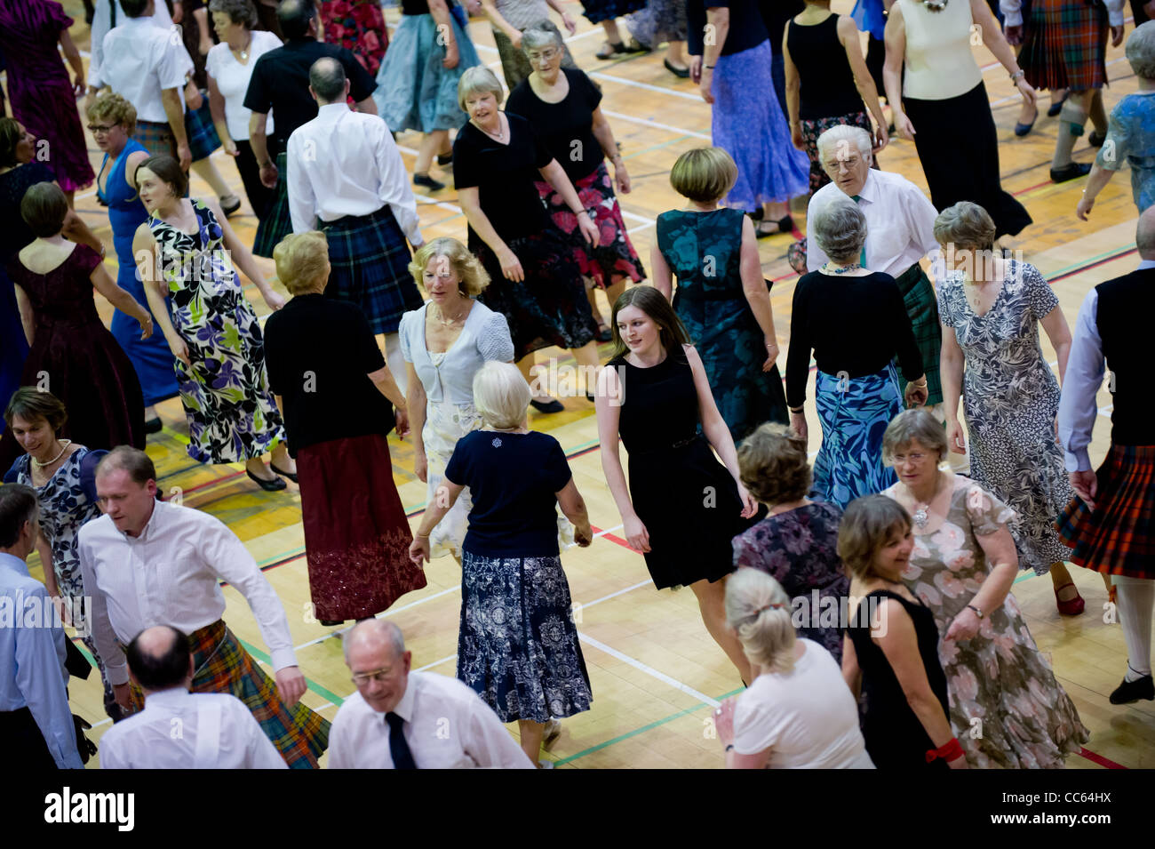 Traditionellen Scottish Country Dancing Display mit Hunderte von Tänzern Stockfoto