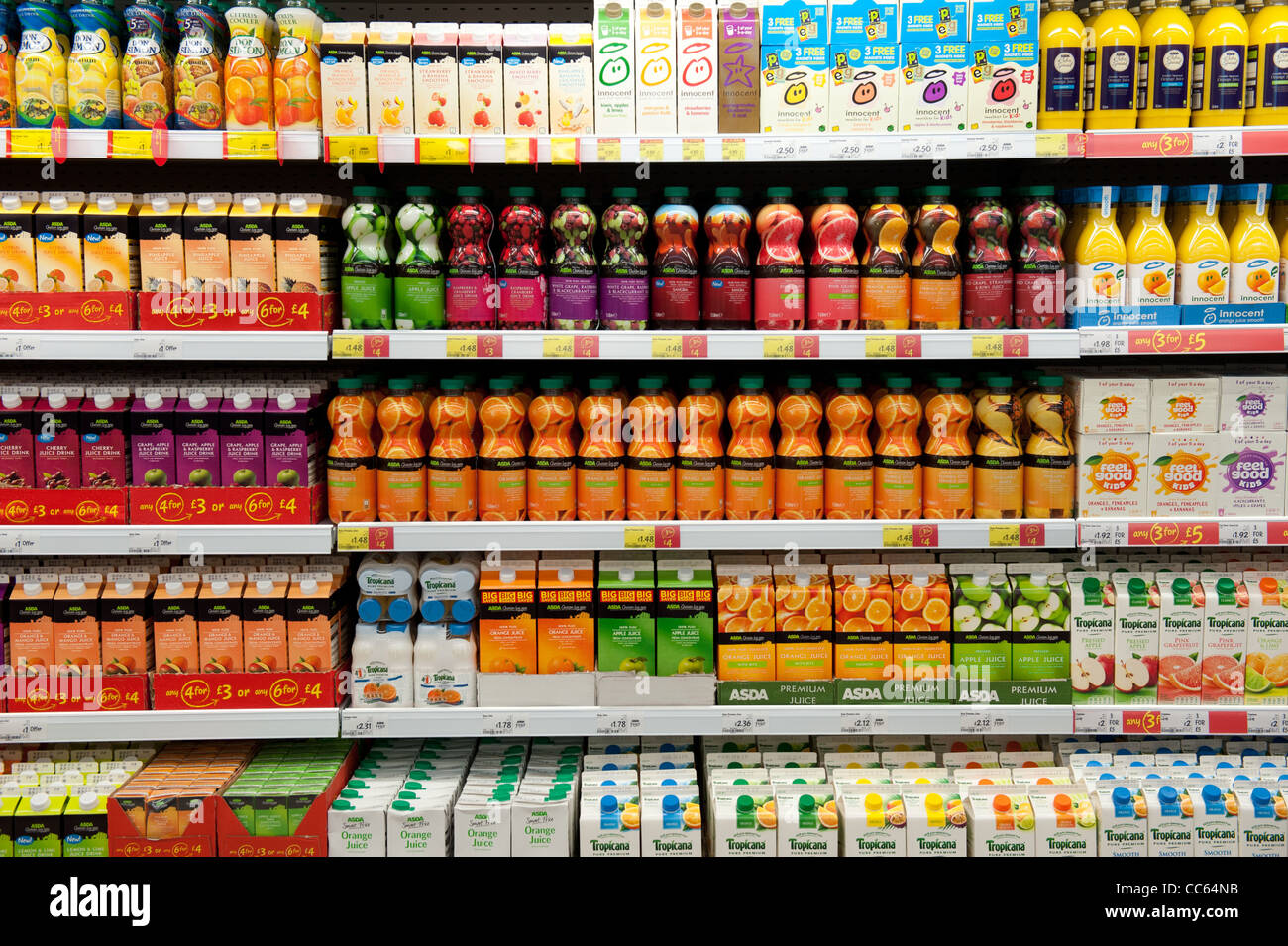 Anzeige von Fruchtsäften in schottischen Supermarkt Stockfoto