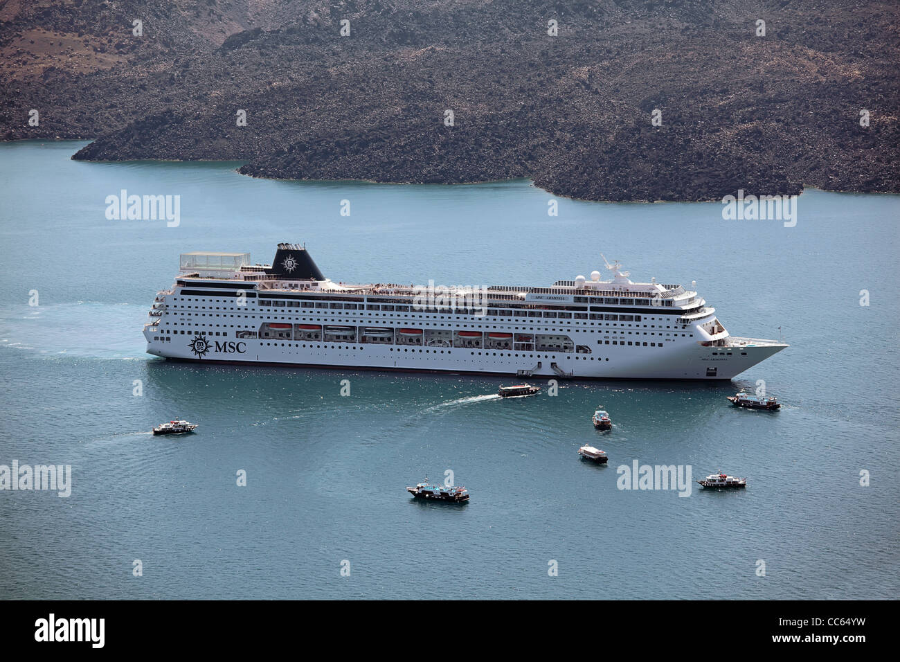 Kreuzfahrt Schiff MSC Armonia Ankunft am Hafen von Fira, Santorini (Thira) Insel, Griechenland. Stockfoto