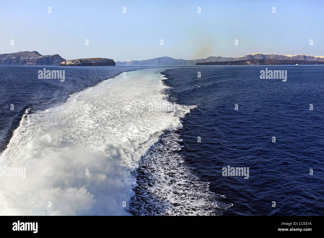 Zuge des Kreuzfahrtschiffes. Insel Santorini (Thira), Mittelmeer, Griechenland. Stockfoto