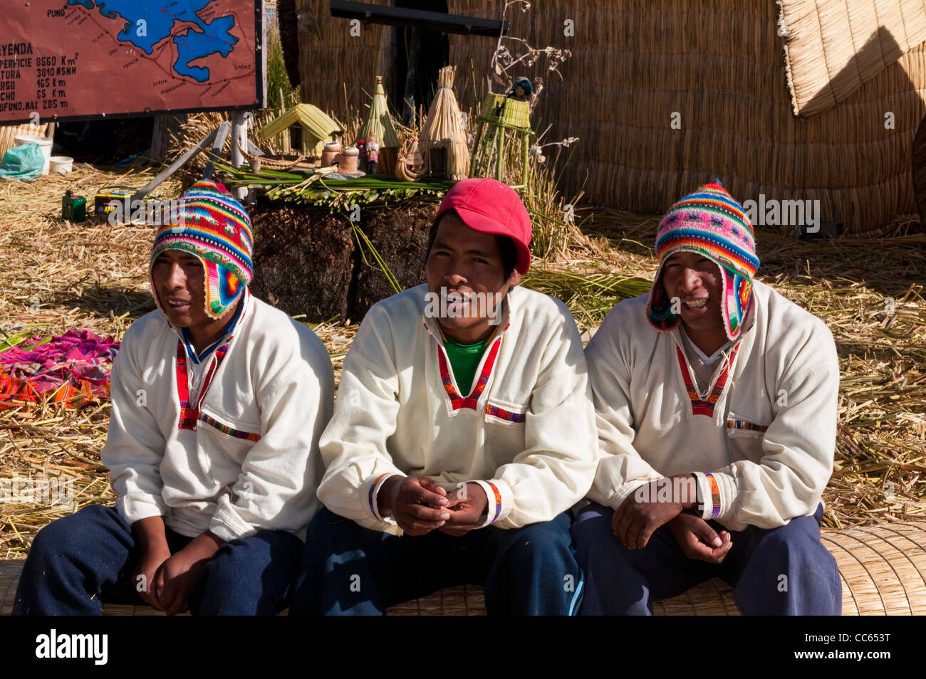 Peru, Titicaca-See. Quechua oder Uros Indianer in die schwimmenden Inseln der Uros. Stockfoto