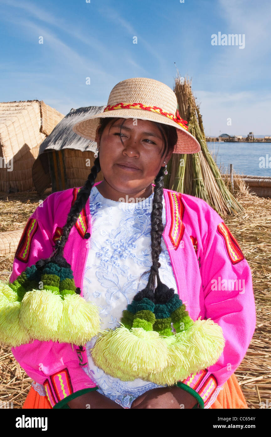 Peru, Titicaca-See. Quechua oder Uros Frau in die schwimmenden Inseln der Uros. Stockfoto
