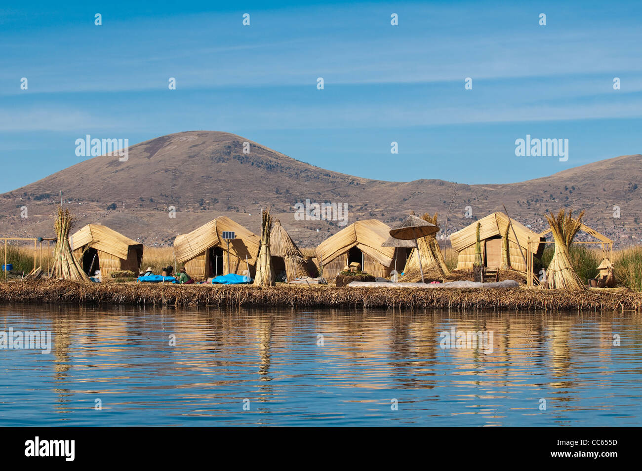 Peru, Titicaca-See. Quechua oder Uros Indianer Dorf auf die schwimmenden Inseln der Uros. Stockfoto