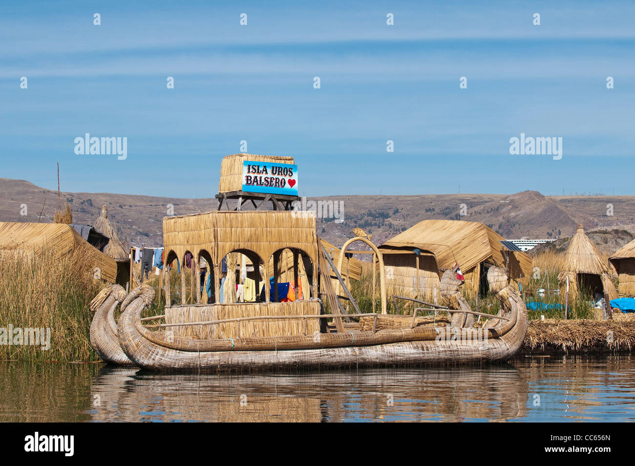 Peru, Titicaca-See. Quechua oder Uros Indianer Dorf auf die schwimmenden Inseln der Uros mit Reed-Boote. Stockfoto