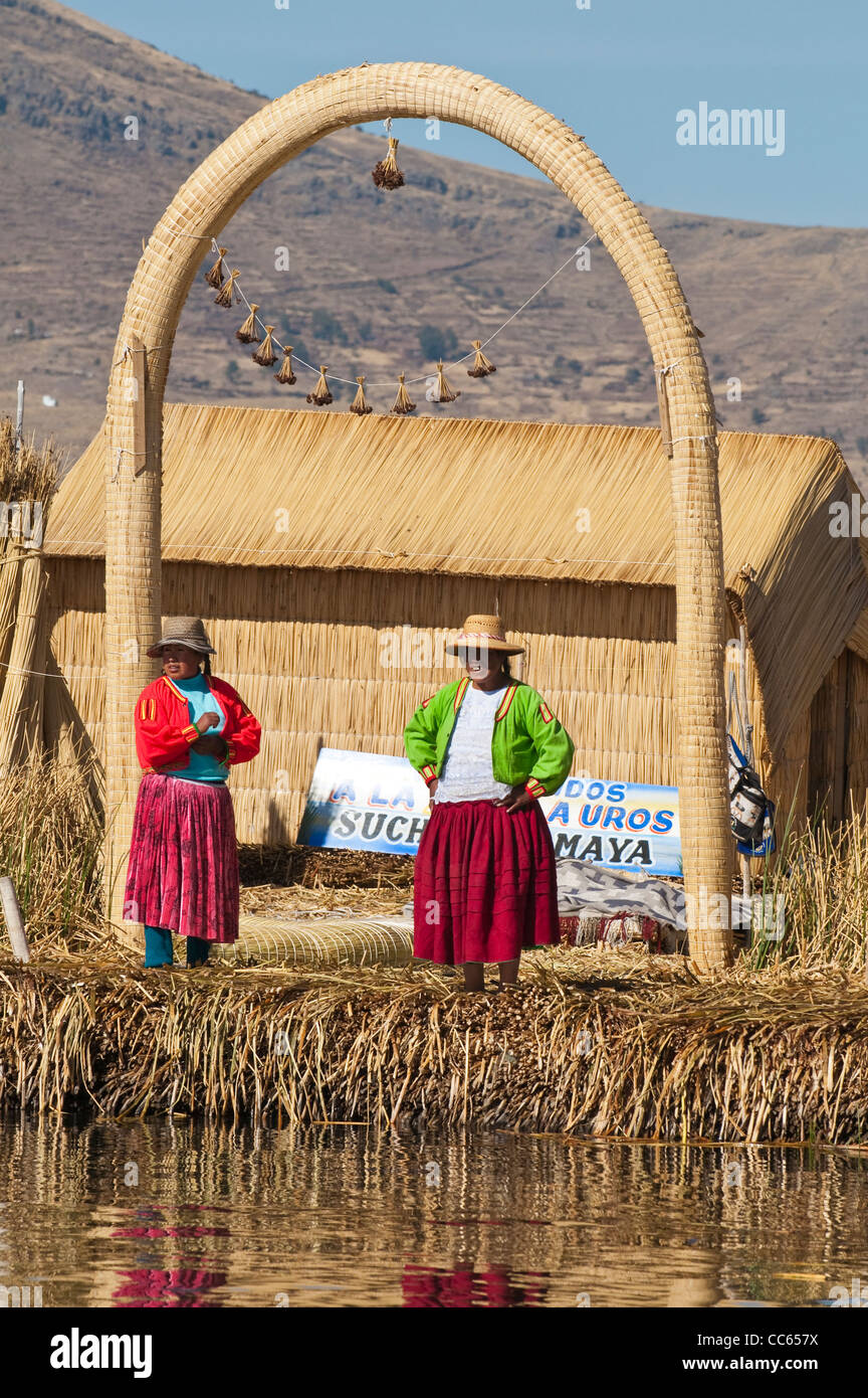 Peru, Titicaca-See. Quechua oder Uros Indianer in die schwimmenden Inseln der Uros. Stockfoto