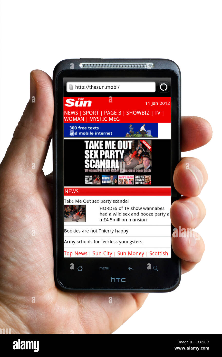 Navigation durch die Sonne-Online-Zeitung-Website auf einem HTC-smartphone Stockfoto