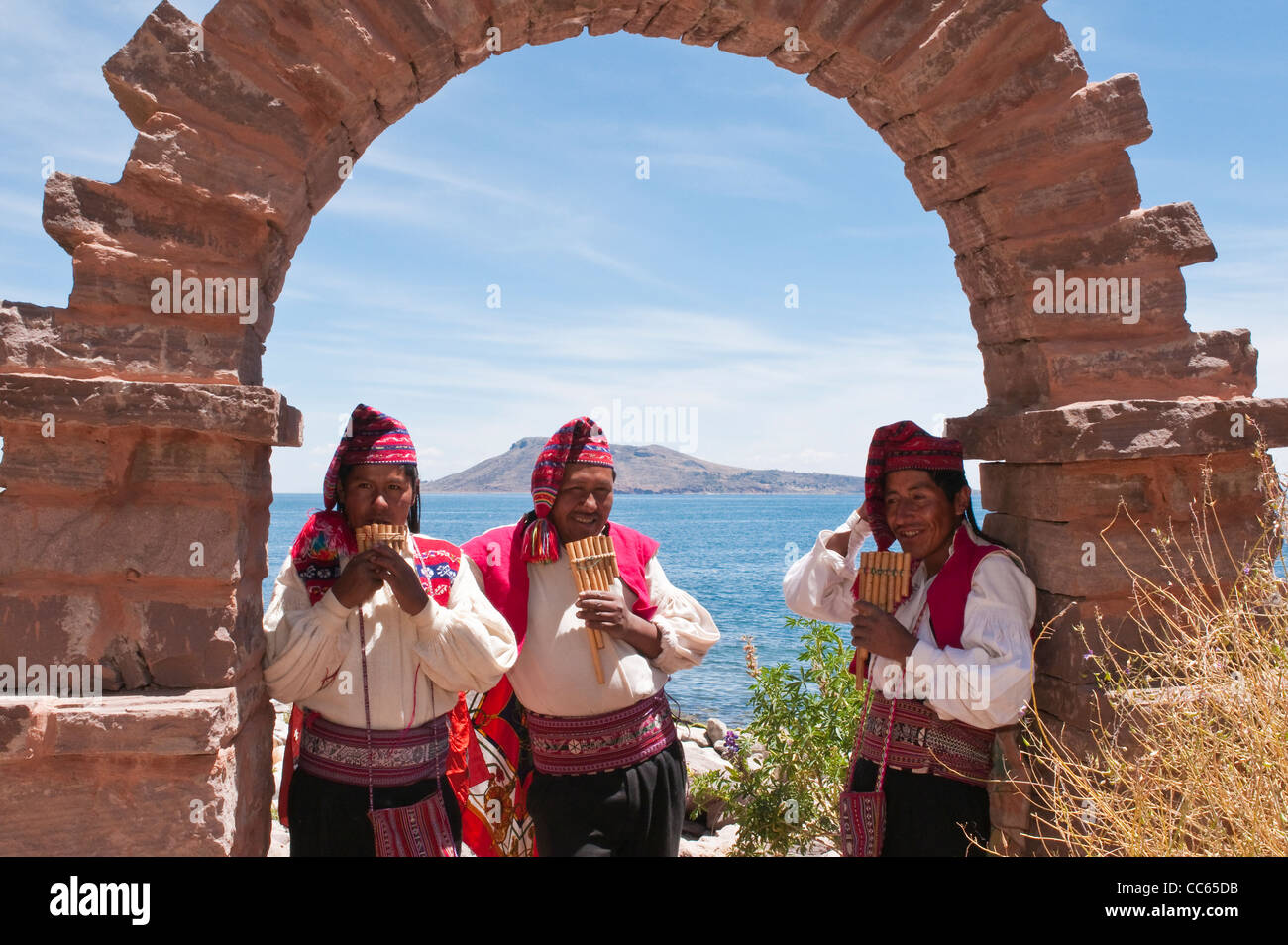 Peru, Titicacasee. Taquile Island indischer Mann, der Andenflöte oder zampoña Panpipe spielt, Titicacasee, Peru. Stockfoto
