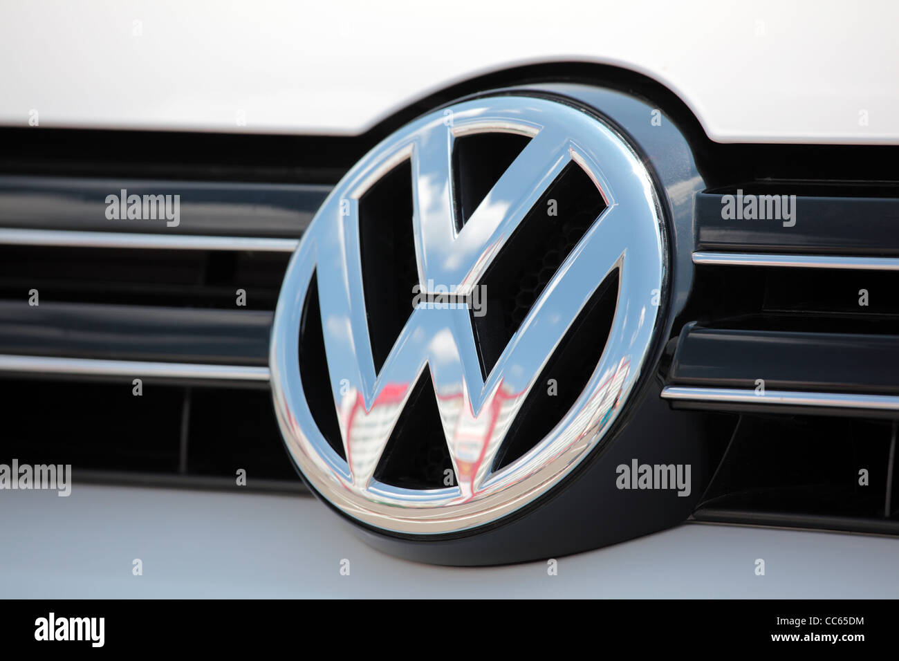 Close-up Volkswagen Emblem auf einem Golf 6 (Mk VI) Auto. Stockfoto