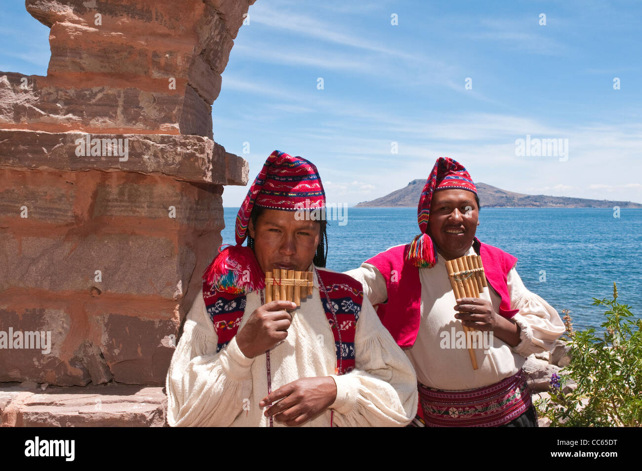 Peru, Titicacasee. Taquile Island indischer Mann, der Andenflöte oder zampoña Panpipe spielt, Titicacasee, Peru. Stockfoto