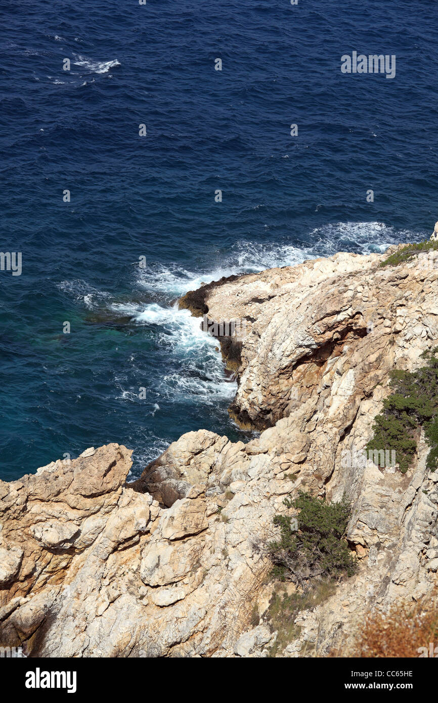 Der felsigen Küste von Kreta. Felsen, Wellen und Meer. Insel Kreta, Griechenland. Stockfoto