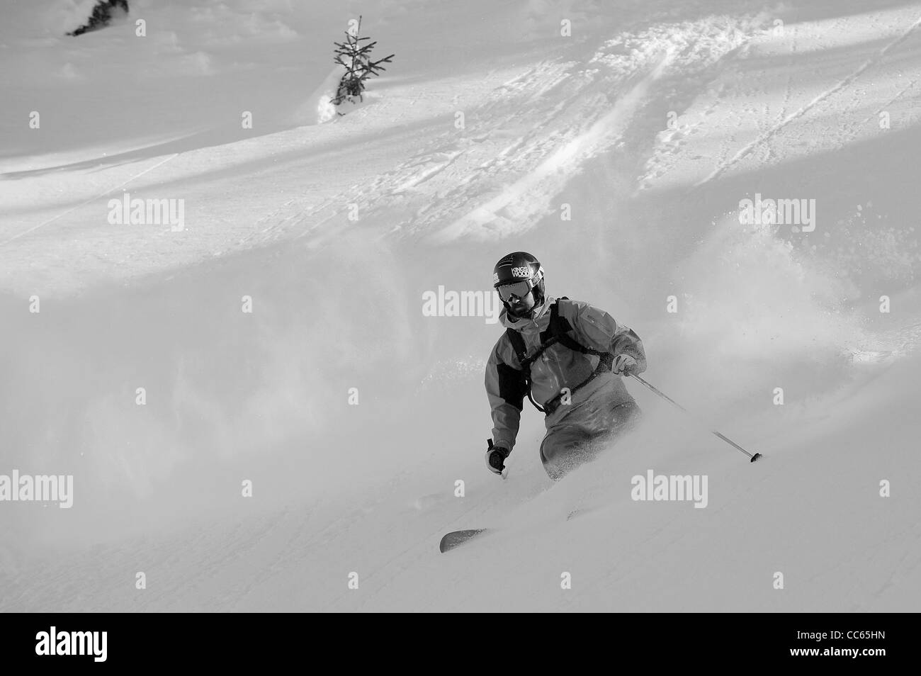 Ein Skifahrer wird im Tiefschnee abseits der Pisten im Skigebiet von Courchevel in Frankreich am Weihnachtstag. Stockfoto