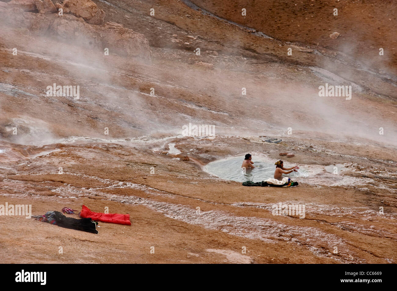 Tibetische Frauen im Targejia Hot Spring, Shigatse, Tibet, China Stockfoto