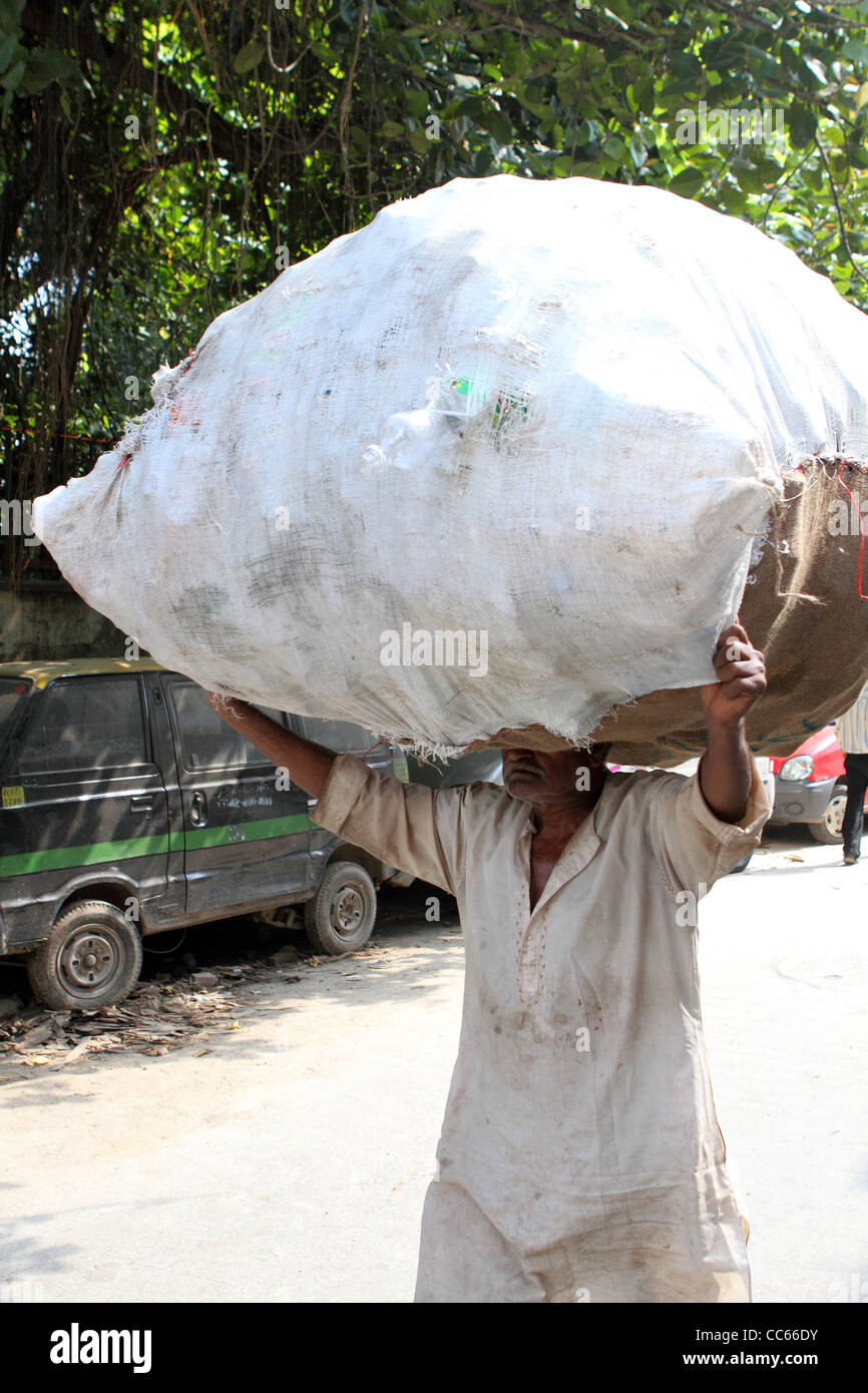 Indischer Mann schwere Last auf dem Kopf balancieren. Delhi Stockfoto