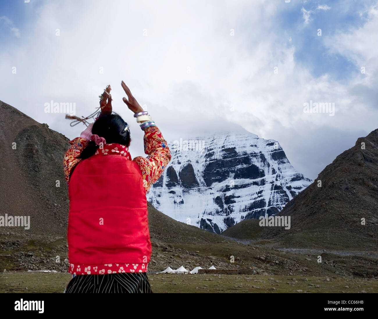 Tibetische Pilger machen Ganzkörper-Niederwerfung in Richtung Kangrinboqe Peak, Ngari, Tibet, China Stockfoto