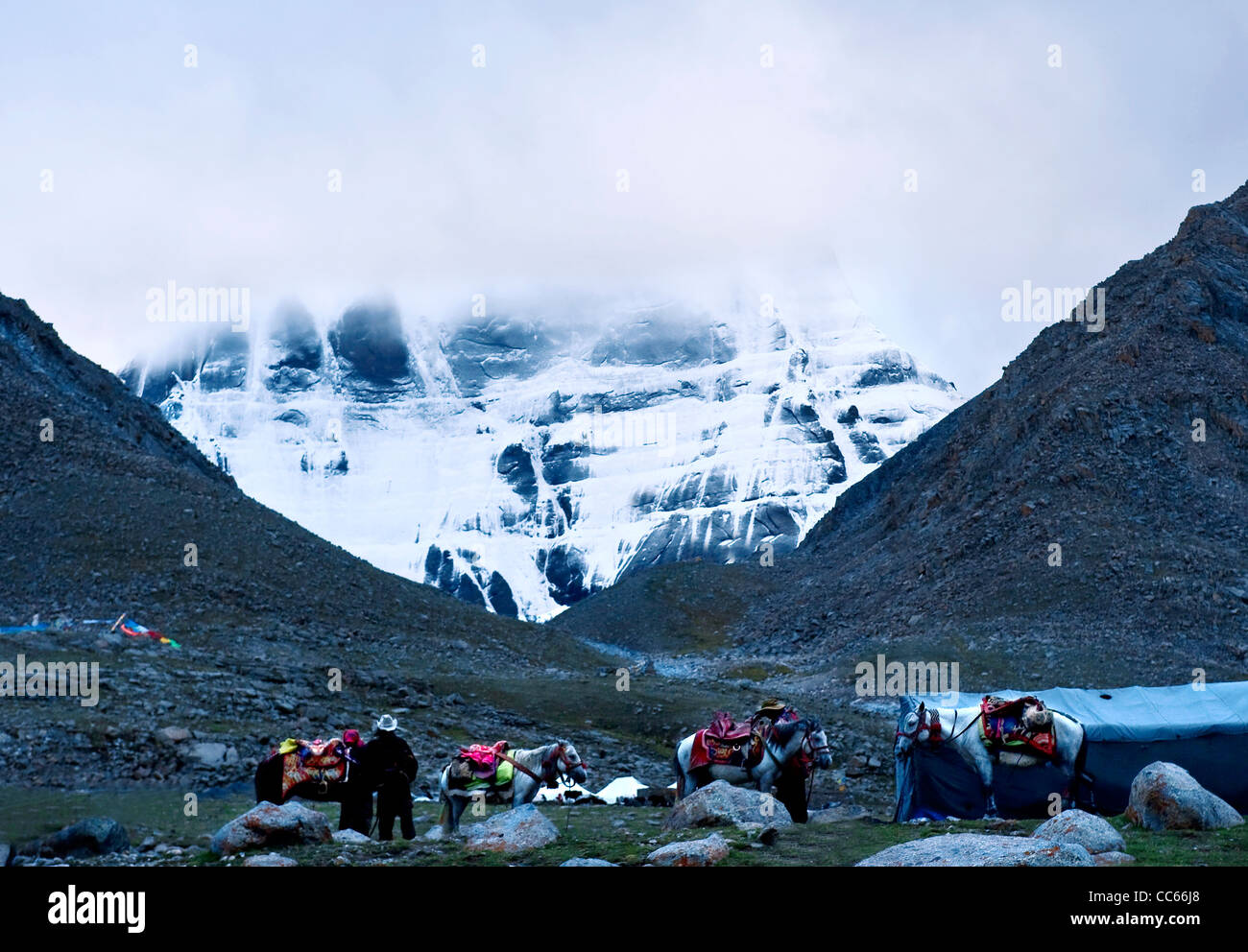 Tibetische Familie Camp am Fuße des Kangrinboqe Peak, Ngari, Tibet, China Stockfoto