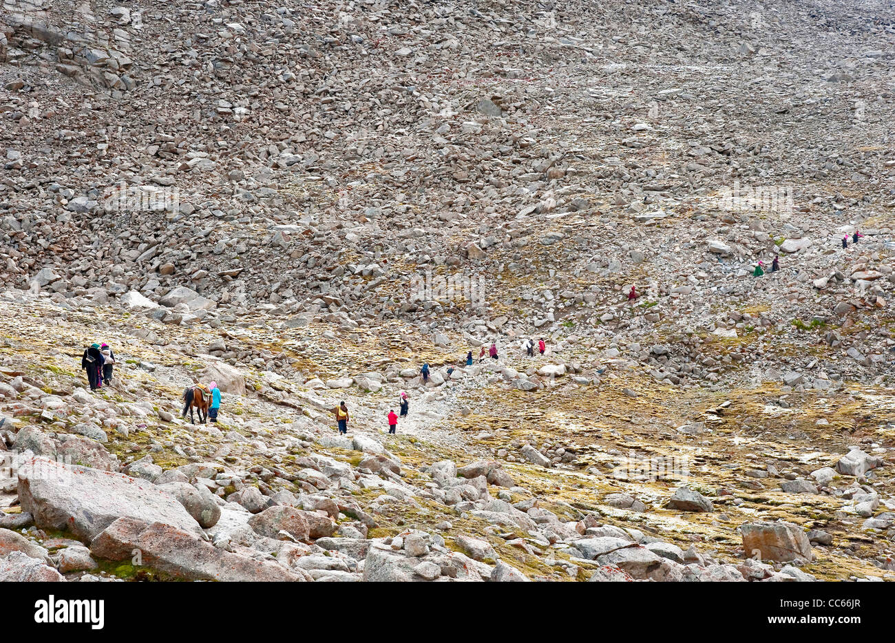 Tibetischen Menschen herumlaufen Berge für Anbetung, Ngari, Tibet, China Stockfoto