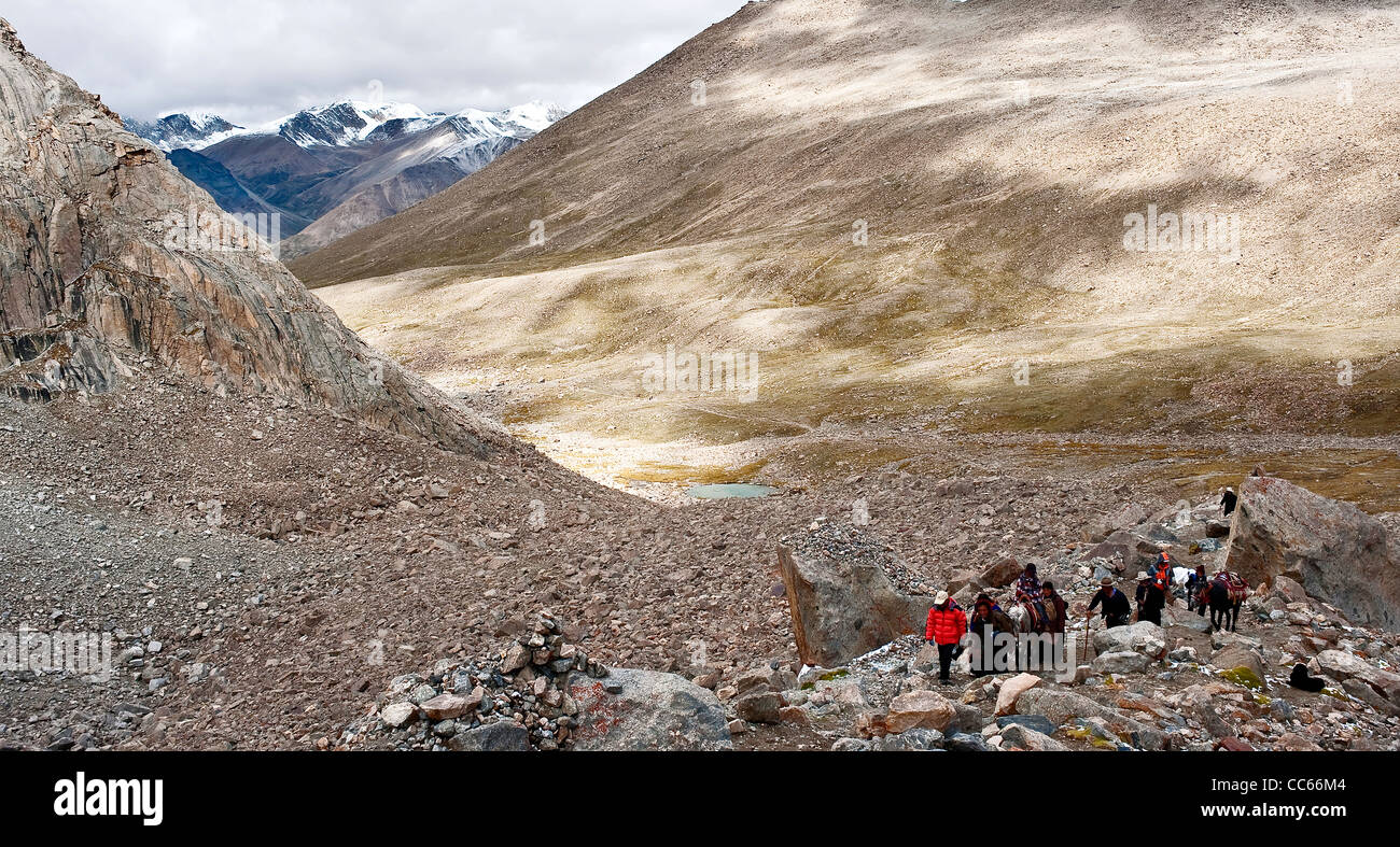 Tibetischen Menschen herumlaufen Berge für Anbetung, Ngari, Tibet, China Stockfoto