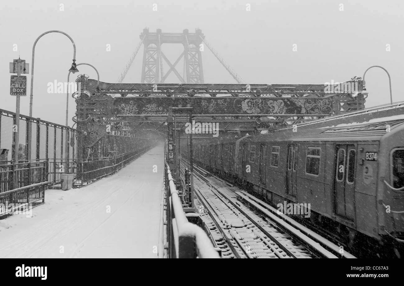 26. Januar 2011: Schnee gesehen fallen auf der Williamsburg Bridge in der unteren East Side in New York City, USA. Stockfoto