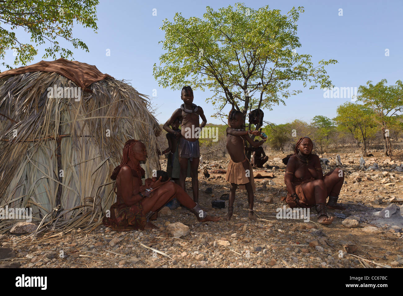 Himba Dorfbewohner in der Nähe von dem Kunene Fluss, die Grenze zwischen Angola und Namibia. Kaokoland, Norden Namibias. Stockfoto