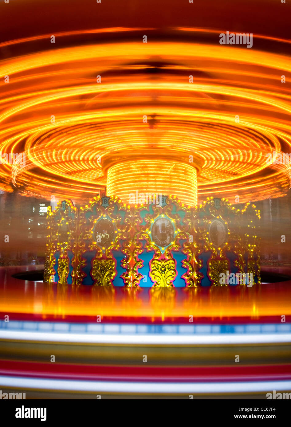 Die Lichtspuren Kirmes Karussell fahren mit einer langen Belichtungszeit aufgenommene Stockfoto
