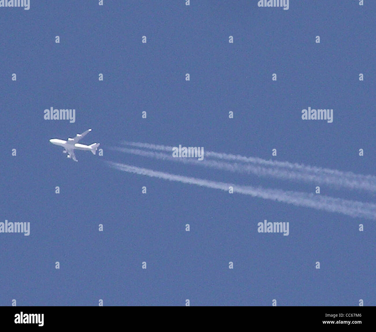 Flugzeug in Kreuzfahrt bei etwa 35.000 Fuß über Bristol, England. Stockfoto
