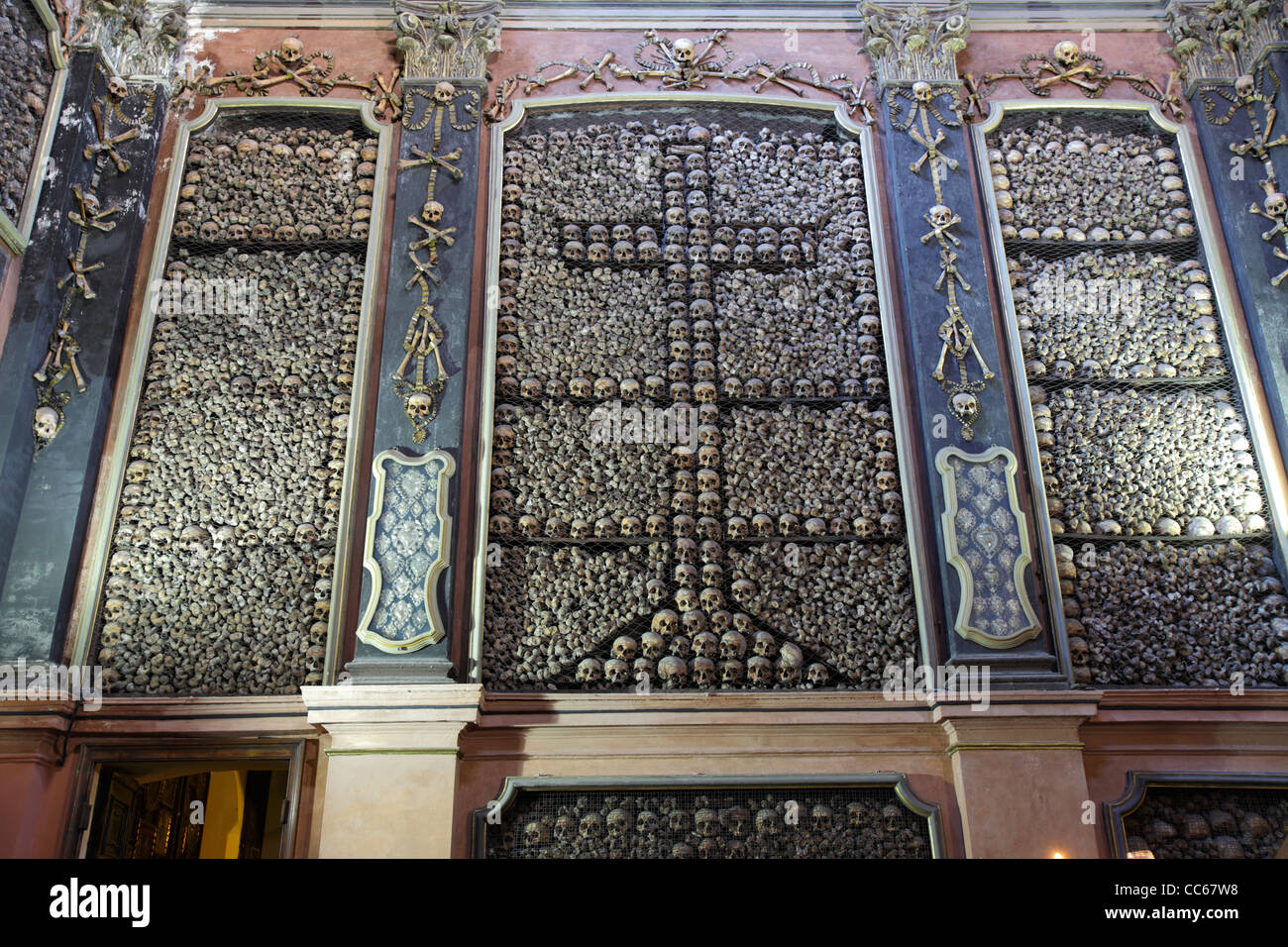 Die eindrucksvolle Krypta von San Bernardino Alle Ossa, Mailand, Italien Stockfoto