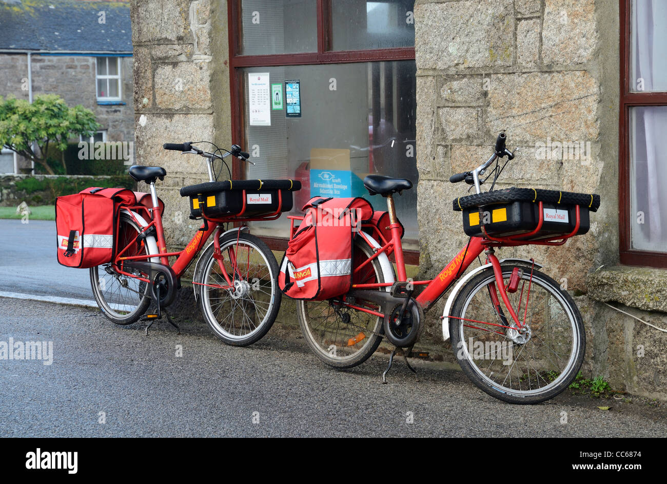 Zwei Fahrräder der Postzustellung außerhalb des Dorfes Postamt in Pendeen, Cornwall, UK Stockfoto