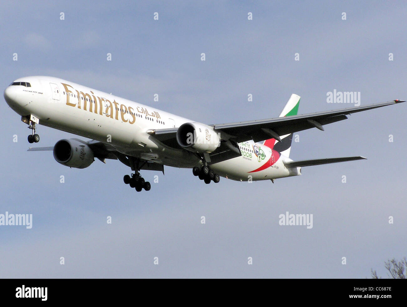 Emirates Boeing 777-300 (A6-EMV) landet auf dem Flughafen London Heathrow, England. Stockfoto