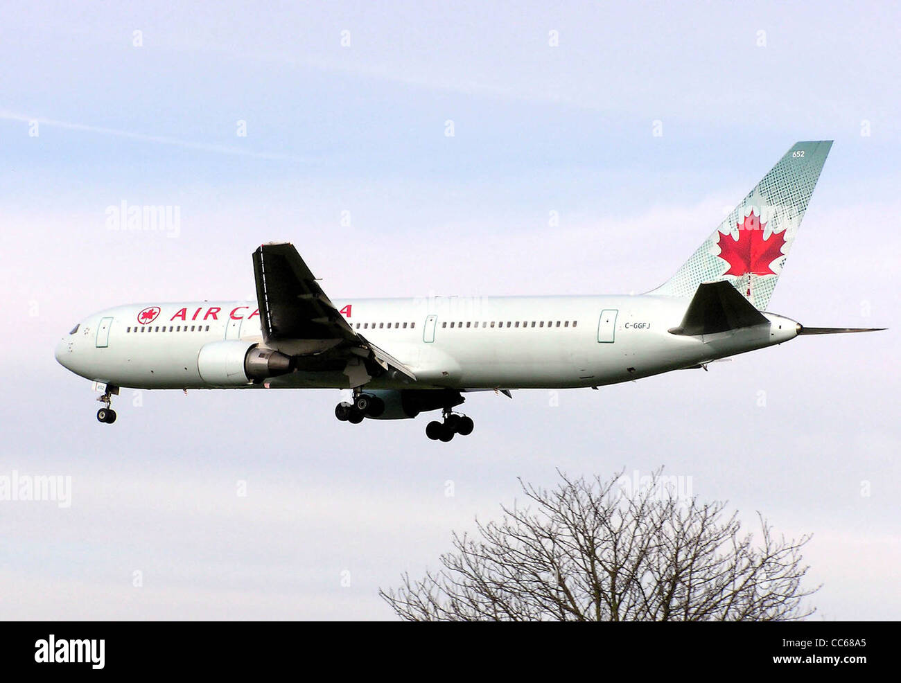 Air Canada Boeing 767-300 (C-GGFJ) landet auf dem Flughafen London (Heathrow), England. Stockfoto