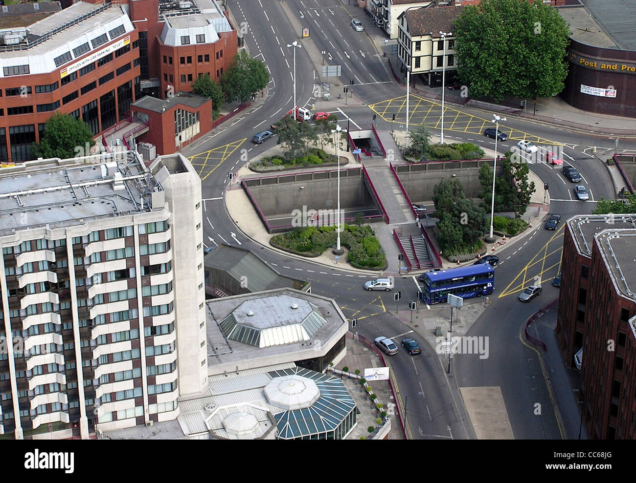 Der Kreisverkehr Old Market ist ein wichtiger Verkehrsknotenpunkt in Bristol, England. Dieser Ort ist bekannt für seine historische Bedeutung und als wichtiger Punkt für den lokalen Verkehr, der verschiedene Stadtteile verbindet. Stockfoto