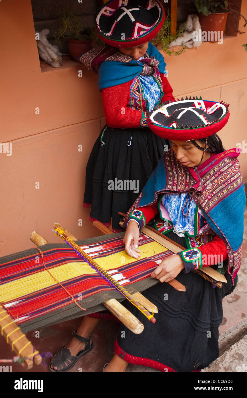 Peru, Chincheros. Peruanische Frauen in traditioneller Tracht auf dem lokalen Handwerker-Coop-Workshop. Stockfoto