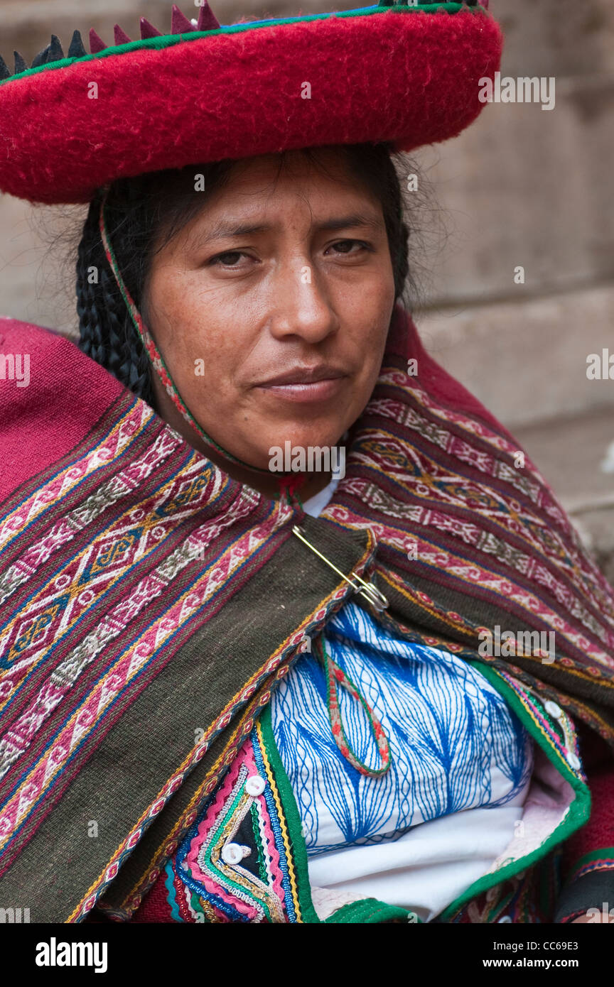 Peru, Chincheros. Peruanische Frau in traditioneller Kleidung in der lokalen Handwerker-Coop-Werkstatt. Stockfoto