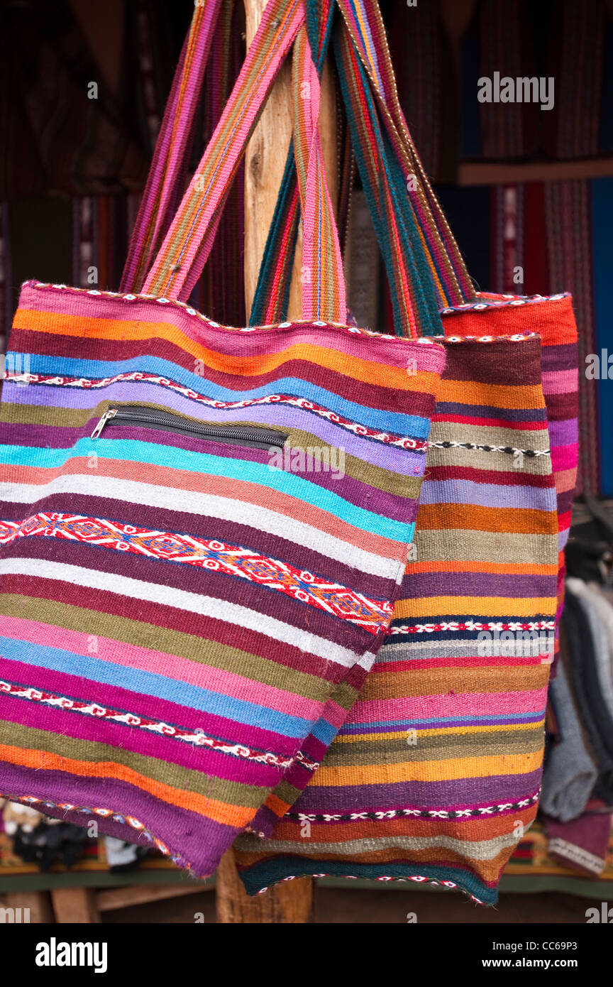 Gestrickte Wollkörbe in der lokalen Kooperative in Chincheros, Peru. Stockfoto