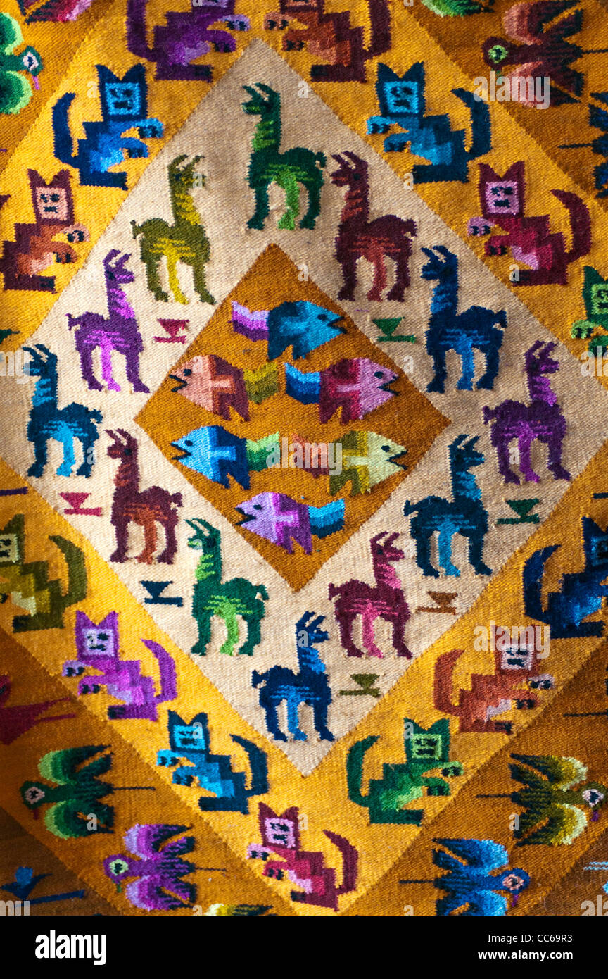Gestrickte Wolldecken in der lokalen Handwerkswerkstatt in Chincheros, Peru. Stockfoto