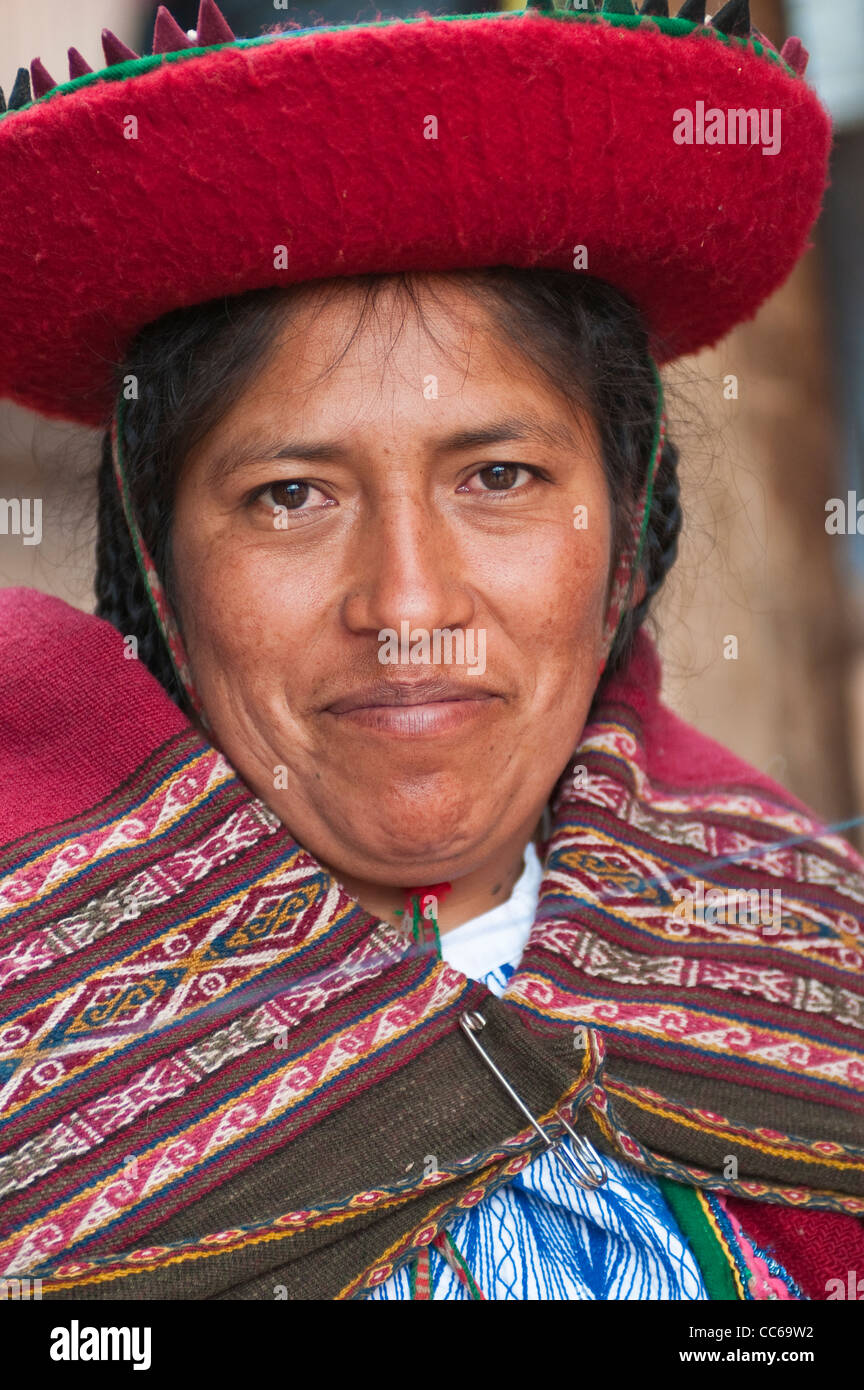 Peruanische Frau in traditioneller Kleidung in der lokalen Kunsthandwerkerwerkstatt, Chincheros, Peru. Stockfoto