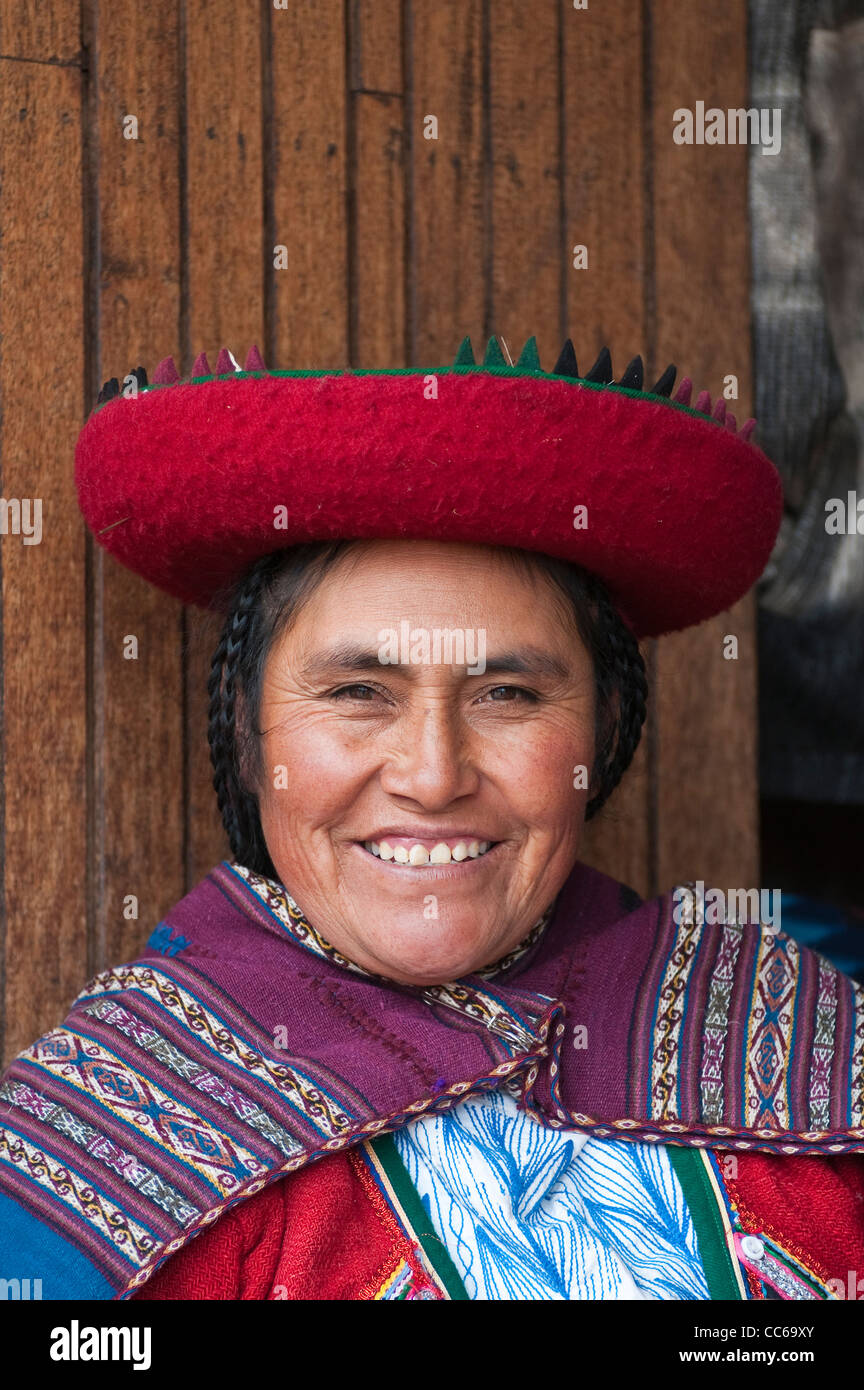 Peruanische Frau in traditioneller Kleidung in der lokalen Kunsthandwerkerwerkstatt, Chincheros, Peru. Stockfoto