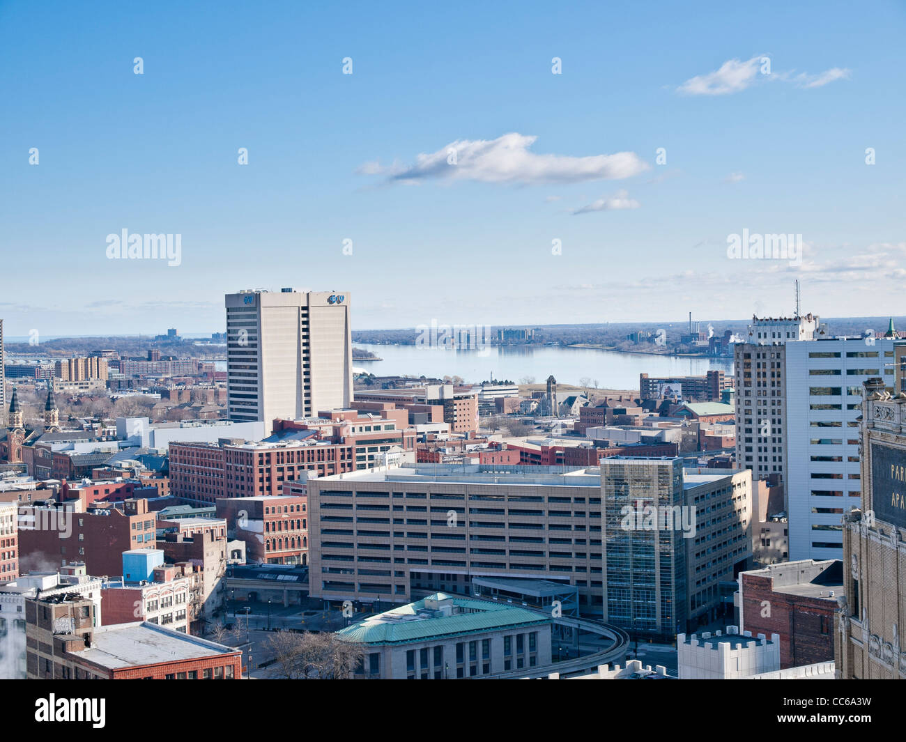 Skyline von Detroit an einem schönen Tag mit einigen Wolken am Himmel. Stockfoto