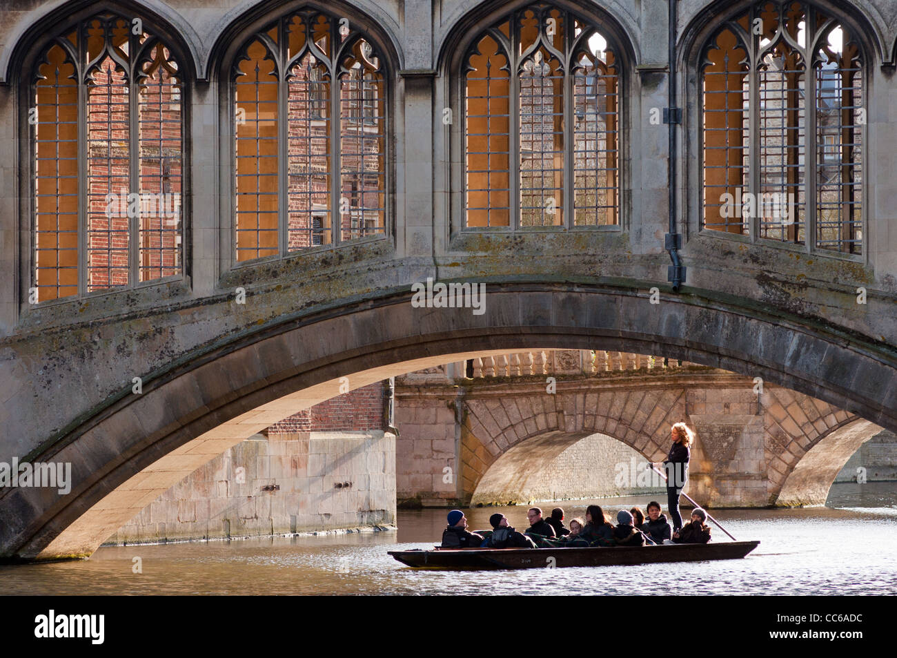 Stechkahn fahren unter der Seufzerbrücke am St. Johns College, Universität Cambridge, England. Stockfoto