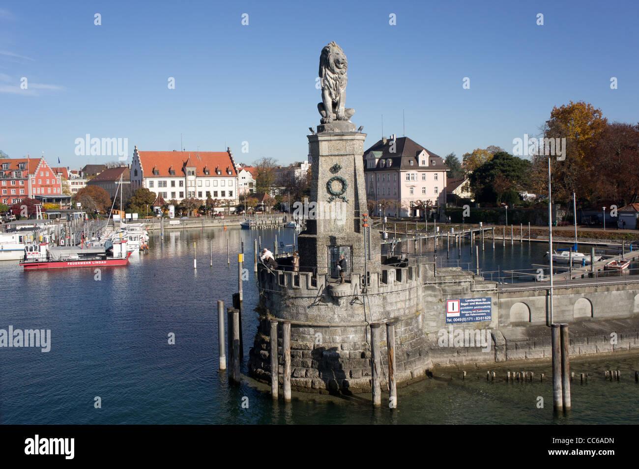 Stadt Lindau am Bodensee mit Hafen Löwenstatue gesehen vom Leuchtturm, Deutschland Stockfoto
