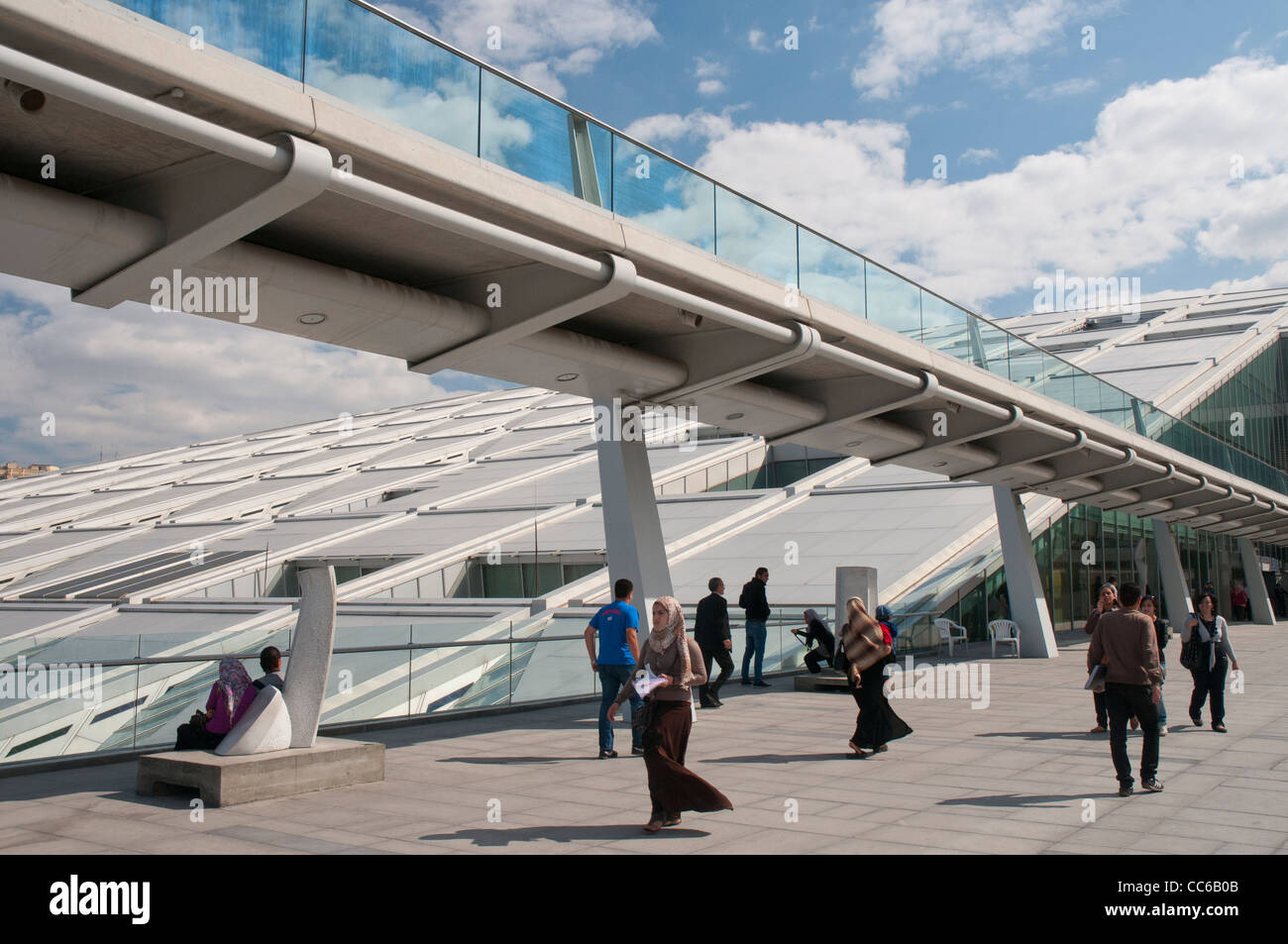 Studenten, vorbei an den hochmodernen Bibliotecha Alexandrina in Alexandria, inspiriert durch die große Bibliothek der Antike. Stockfoto