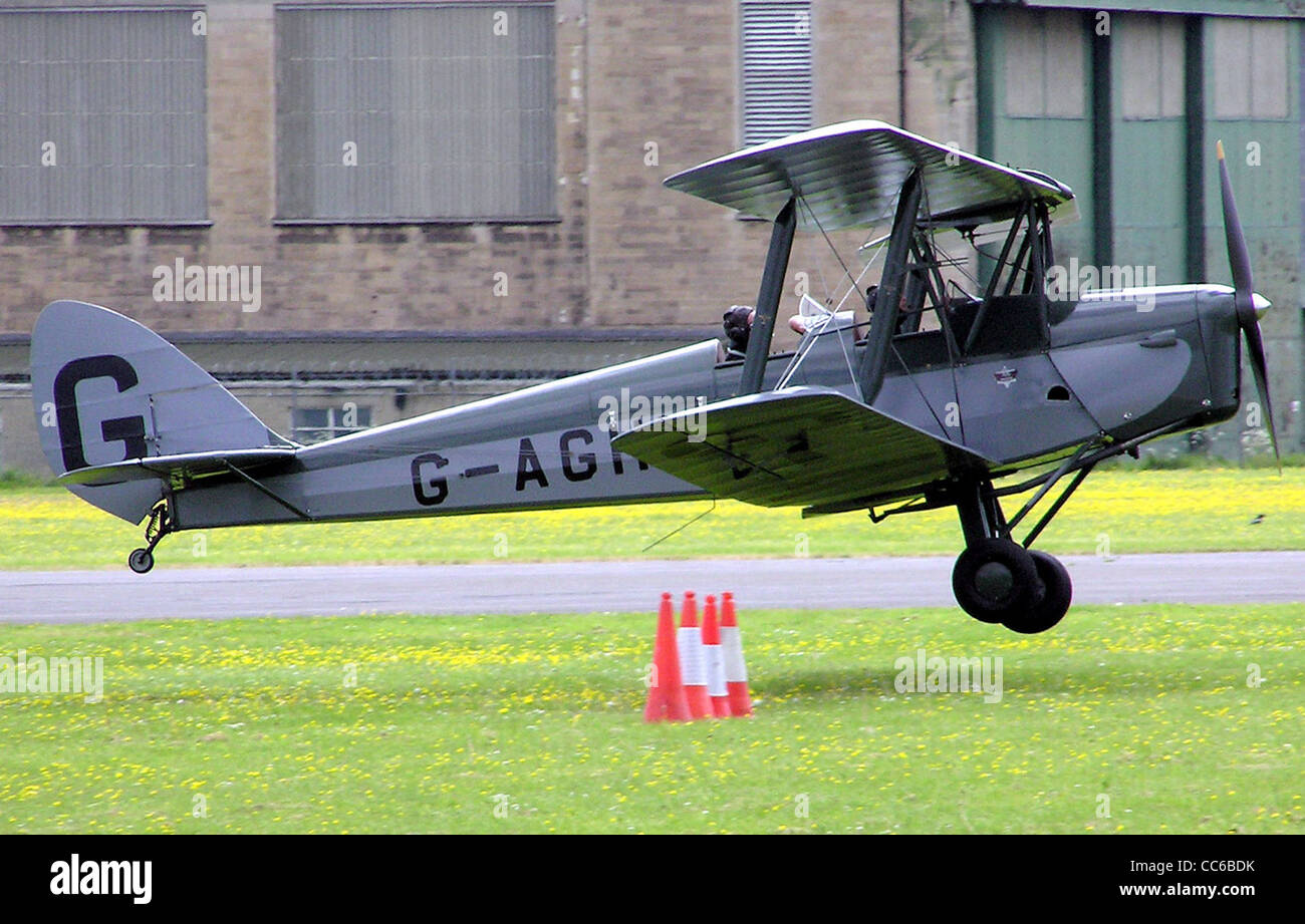 de Havilland DH82a Tiger Moth (UK Registrierung G-AGHY, Baujahr 1939) am Flugplatz Kemble, Gloucestershire, England. Stockfoto