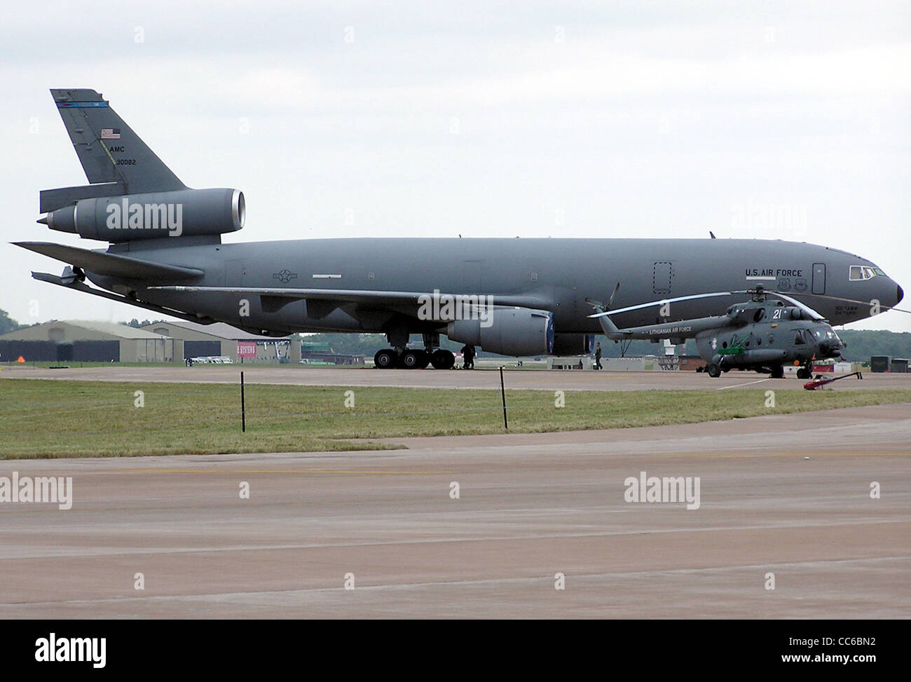 Die USAF KC-10 Extender, ein militärisches Luftbetankungsflugzeug, wurde auf dem Royal International Air Tattoo in Fairford, Gloucestershire, England, ausgestellt. Stockfoto Die USAF KC-10 Extender, ein militärisches Luftbetankungsflugzeug, wurde auf dem Royal International Air Tattoo in Fairford, Gloucestershire, England, ausgestellt. Stockfoto