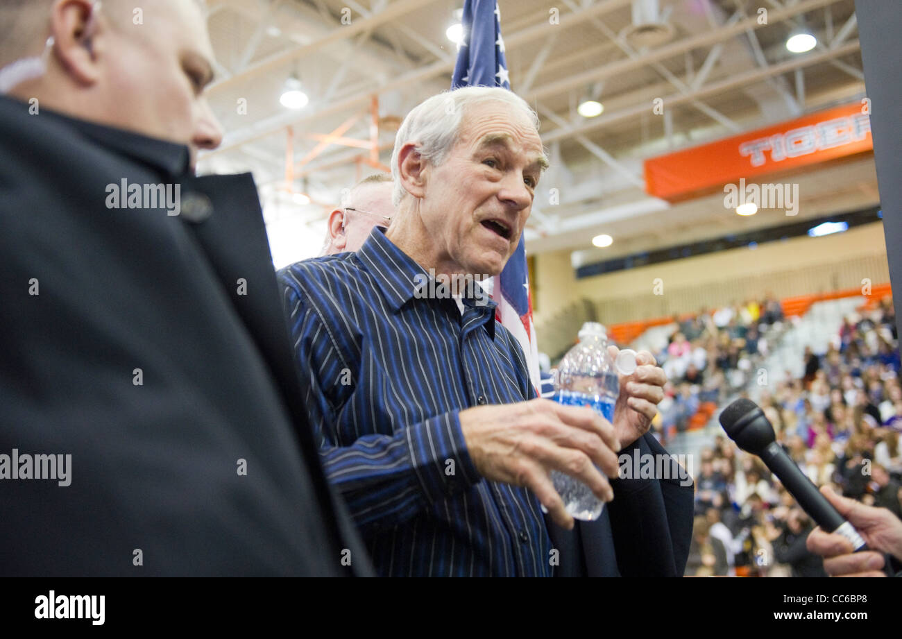Republikanischen Präsidentschaftskandidaten Ron Paul spricht zu einem Reporter auf Kampagne Veranstaltung in West Des Moines, Iowa Stockfoto