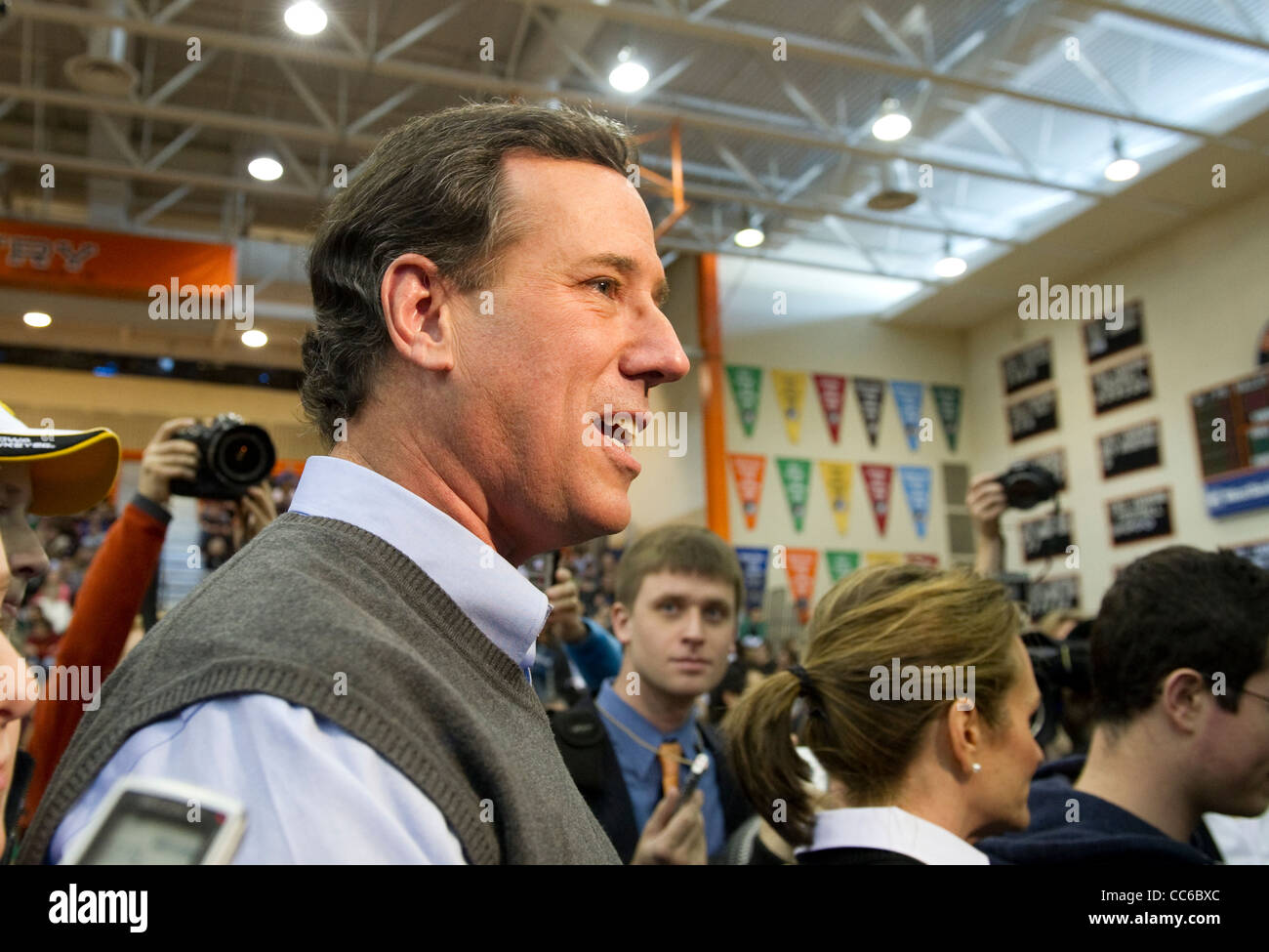 Republikanische USA Präsidentschaftskandidaten Rick Santorum auf einer High-School-Kundgebung am Morgen des Iowa Caucuses auf 3. Januar 2012. Stockfoto