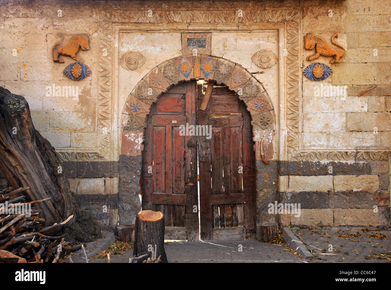 Eine schöne alte Tür von einem alten griechischen Haus in Sinasos Dorf (heute genannt "Mustafapasa"), Nevsehir, Kappadokien, Türkei. Stockfoto