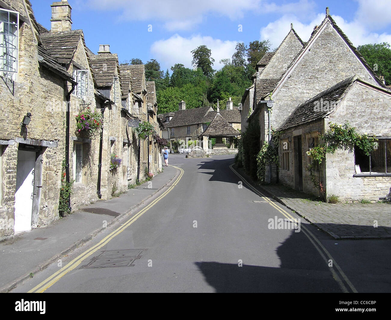 Die Hauptstraße von Castle Combe ist ein malerischer und historischer Ort in Wiltshire, England, bekannt für seine traditionellen Steinhütten, die malerische Aussicht und als Drehort für mehrere historische Filme. Stockfoto