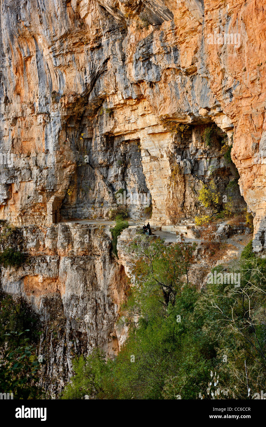 Der atemberaubende Pfad, schwebt über einer Klippe von Hunderten von Metern über dem Vikos-Schlucht, in der Nähe von Agia Paraskevi Kloster Zagori. Stockfoto