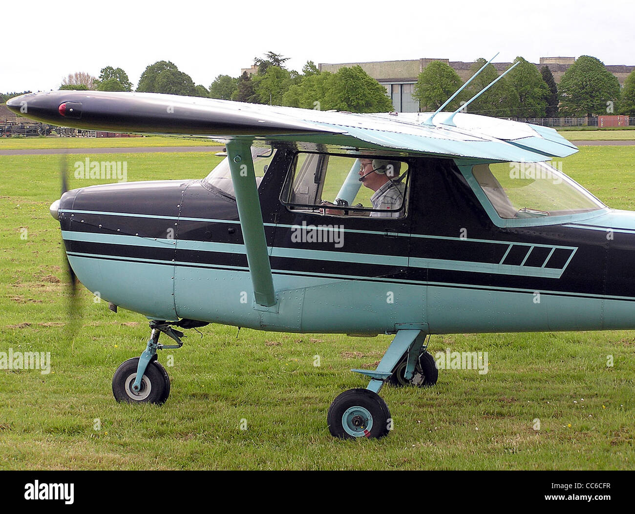 Die 1965 Cessna 150E (G-ATEF) ist ein kleines zweisitziges Leichtflugzeug, das auf dem Hullavington Airfield in Wiltshire, England, gesehen wird. Die Cessna 150E ist bekannt für ihre Zuverlässigkeit und Vielseitigkeit und wird häufig für Flugtraining und persönliche Luftfahrt verwendet. Stockfoto