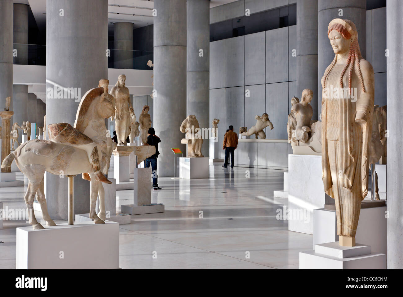 Innenansicht des Akropolis-Museums (neu). Hier sehen Sie die archaische Galerie im 1. Stock (Ebene 1). Athen, Griechenland Stockfoto